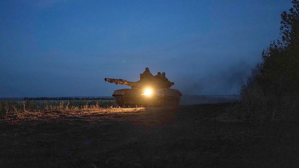 Russische Truppen stehen nur noch etwa sieben Kilometer vor der Stadt Pokrowsk. (Archivbild) Foto: Evgeniy Maloletka/AP/dpa