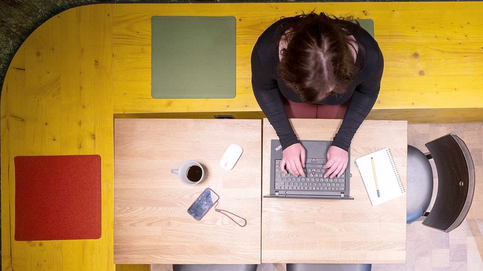 Sollte man dosiert von zu Hause arbeiten, wenn man krank ist? (Symbolbild) Foto: Sebastian Kahnert/dpa