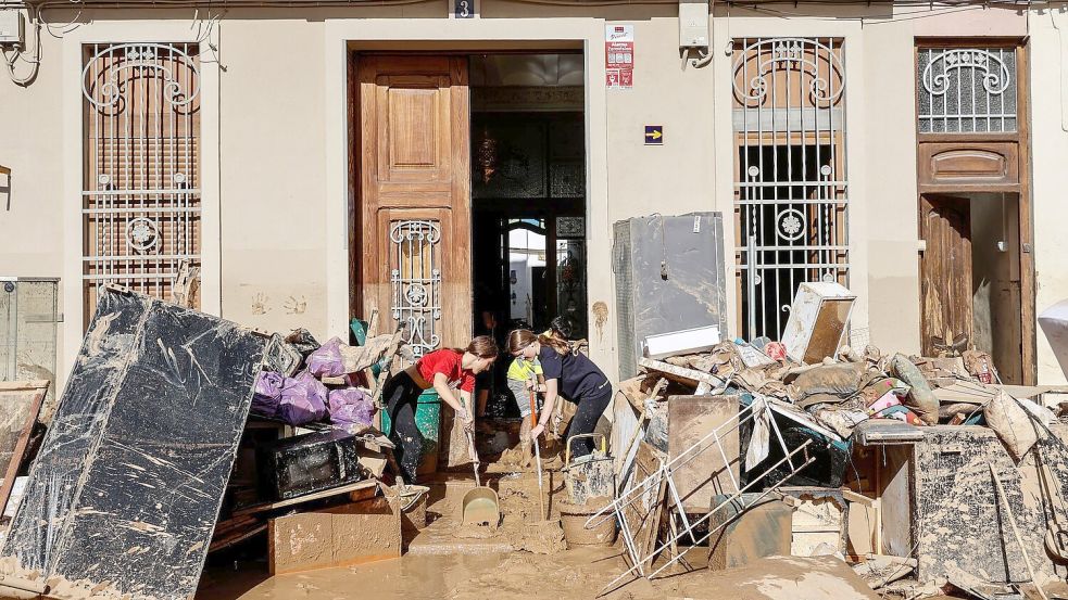 Die Zahl der Todesopfer steigt und steigt. Foto: Rober Solsona/EUROPA PRESS/dpa