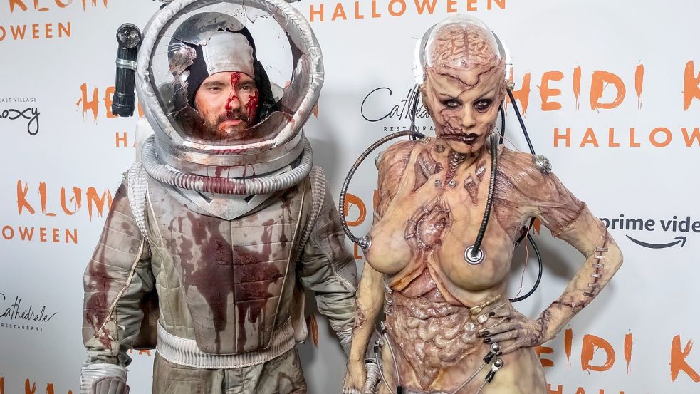 Heidi Klum (rechts) und ihr Mann Tom Kaulitz im Halloween-Kostüm 2019. (Archivbild) Foto: Charles Sykes/Invision/dpa