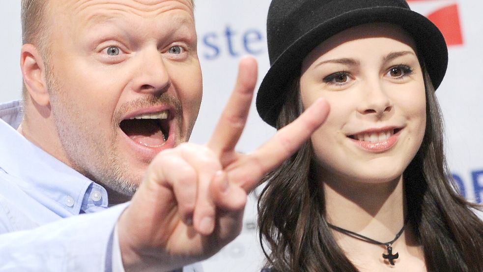 Früher stand Deutschland besser da: Stefan Raab im Jahr 2010 mit ESC-Siegerin Lena Meyer-Landrut. (Archivbild) Foto: Julian Stratenschulte/dpa