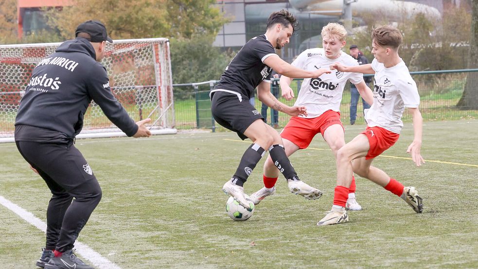 Aurichs Trainer Claudio Casto war gewohnt aktiv an der Außenlinie dabei. Großefehns Offensive um Tom Böhling (Mitte) kam kaum zum Zug.