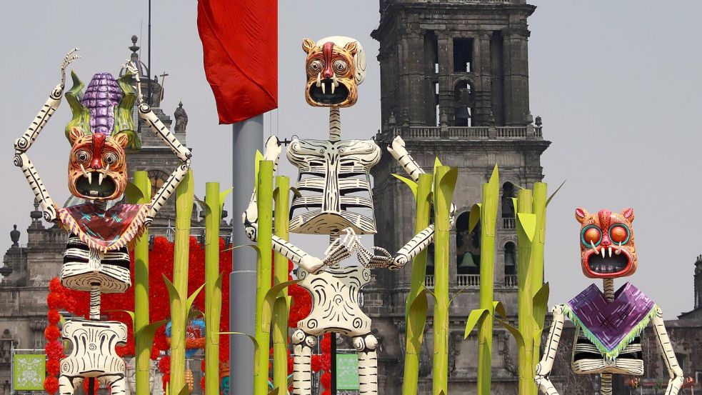 Im zentralen Platz von Mexiko-Stadt sind bis zu zehn Meter hohe Skeletten aus Pappe aufgestellt. Foto: Carlos Santiago/eyepix via ZUMA Press Wire/dpa