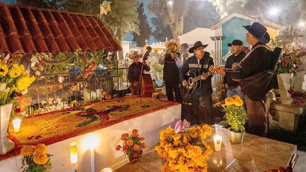 Am Tag der Toten übernachten viele Mexikaner auf dem Friedhof. (Archivbild) Foto: Jair Cabrera Torres/dpa