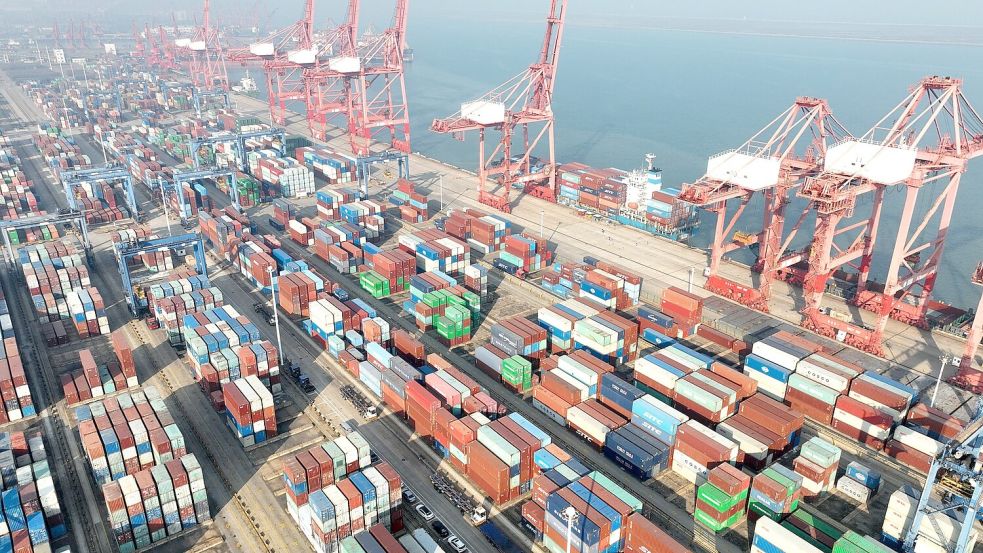 Containerterminal im Hafen von Lianyungang: Chinas Industrie ist zuletzt überraschend stark gewachsen. (Archivbild) Foto: Wang Chun/Xinhua/dpa