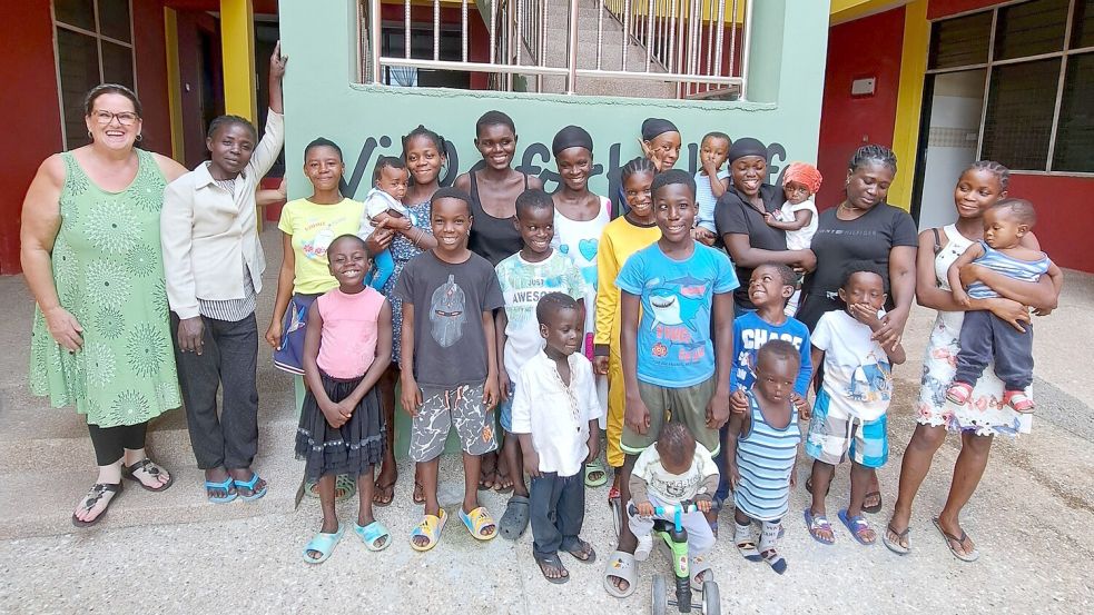 Herta Everwien (links) hat es mit ihrem Team in Ghana geschafft: Das Frauen- und Kinderhaus in Cape Coast ist in Betrieb. Foto: Privat