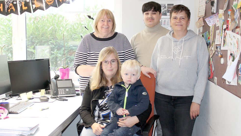 Das Büroteam der Firma Haustechnik Johann Pleis: Annegret Pleis (stehend von links), Seyhmus Senol, Sonja Kaster sowie Sabina van Zoggel (sitzend) mit Sohn Joris. Es fehlt Tammo Ibelings.