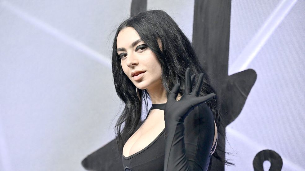 Machte den Begriff „brat“ mit ihrem Albumtitel groß: Charli XCX. (Archivbild) Foto: Evan Agostini/Invision via AP/dpa