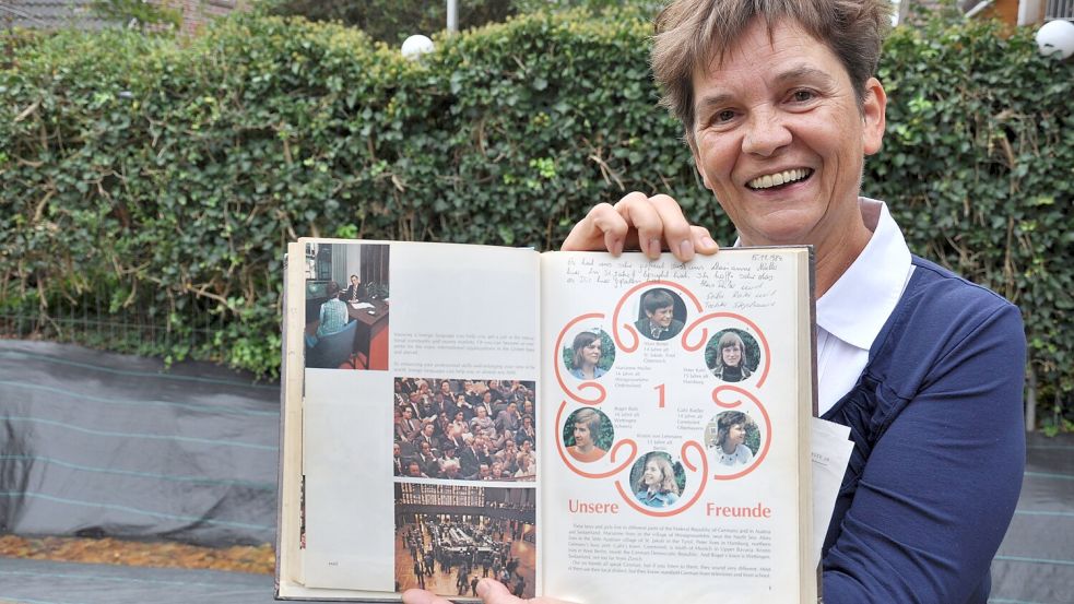 Marianne Peuker hat bis heute ein Exemplar des Schulbuches „Unsere Freunde“, welches sie wie einen Schatz hütet. Foto: Ullrich