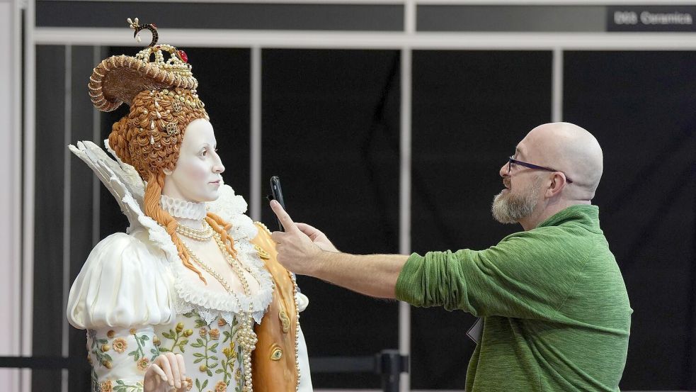 Die Backmesse präsentiert verschiedenste Kunstwerke - darunter einen Kuchen, der Königin Elizabeth I. zeigt. Foto: Jacob King/PA Wire/dpa