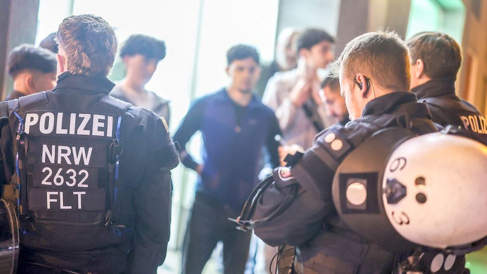 In Marl wurden Einsatzkräfte von Polizei, Feuerwehr und auch der Bürgermeister zur Zielscheibe. Foto: Christoph Reichwein/dpa