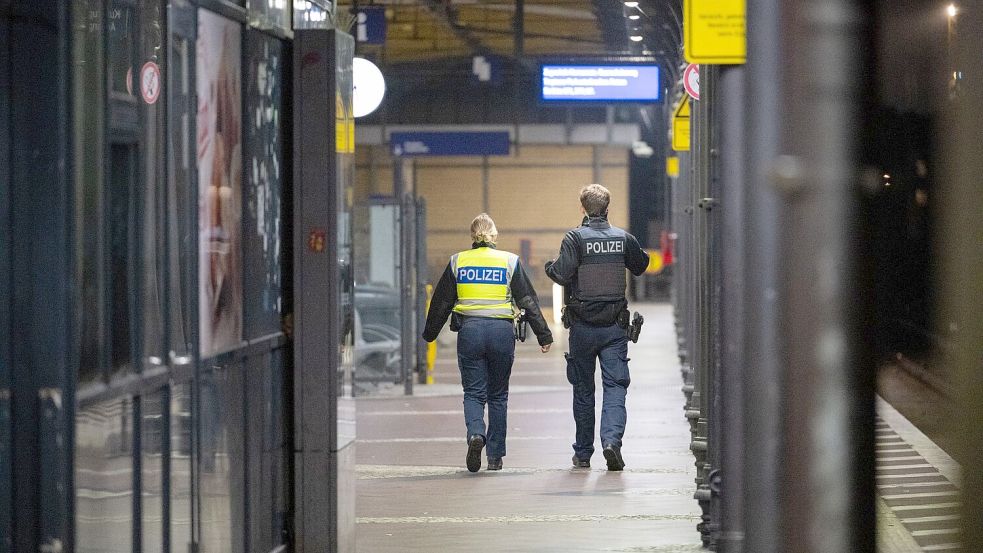 Polizeieinsatz am S-Bahnhof Neukölln. Foto: Soeren Stache/dpa