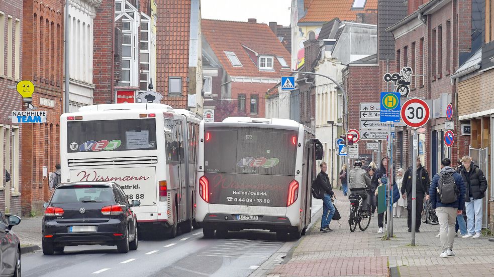 Wenn Fahrgäste aus den Bussen aussteigen, kann es an der Heisfelder Straße auf dem Gehweg eng werden. Foto: Ortgies