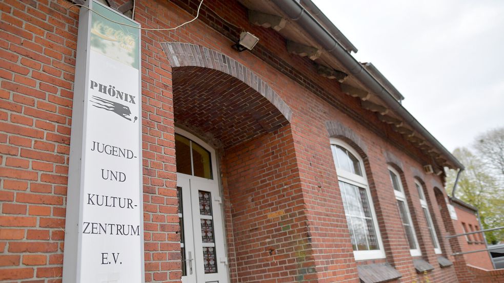 Das Jugend- und Kulturzentrum Phönix ist von Anfang an in der ehemaligen Schule an der Rorichmoorer Straße. Das Haus ist sanierungsbedürftig. Foto: Ortgies