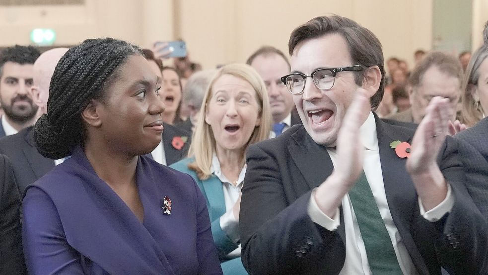 Kemi Badenoch - hier neben ihrem jubelnden Ehemann Hamish Badenoch - soll die konservativen Tories aus der Misere führen. Foto: Stefan Rousseau/PA Wire/dpa