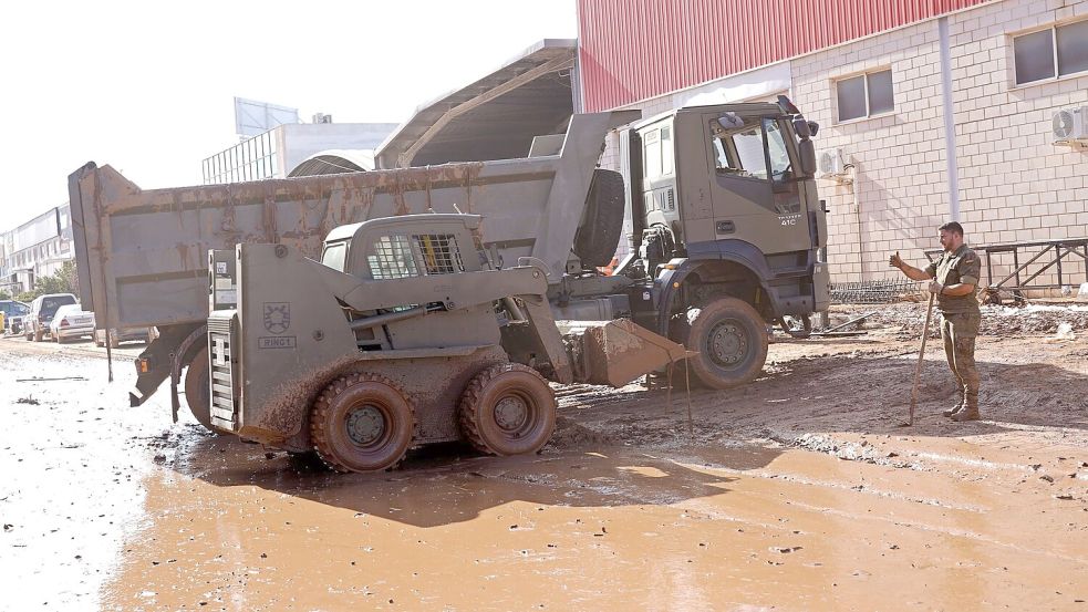 Auch mit Hilfe des Militärs geht das Aufräumen voran. Foto: Alberto Saiz/AP/dpa