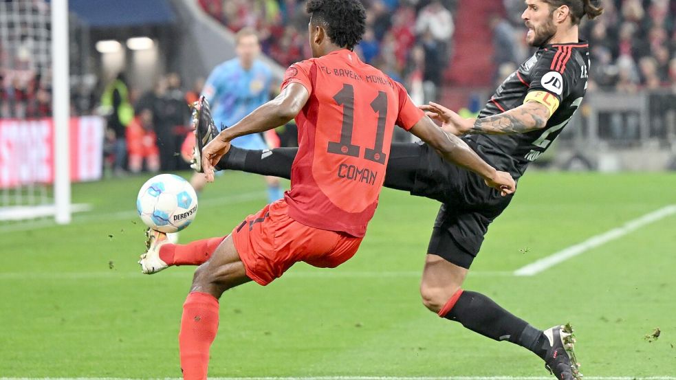 In Spiellaune: Bayerns Kingsley Coman (l) im Zweikampf mit Christopher Trimmel. Foto: Sven Hoppe/dpa