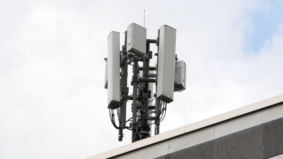 Mobilfunkantennen im Standard 4G/LTE (länglich) und 5G (quadratisch) stehen auf einem Haus. Foto: Wolf von Dewitz/dpa-Zentralbild/dpa