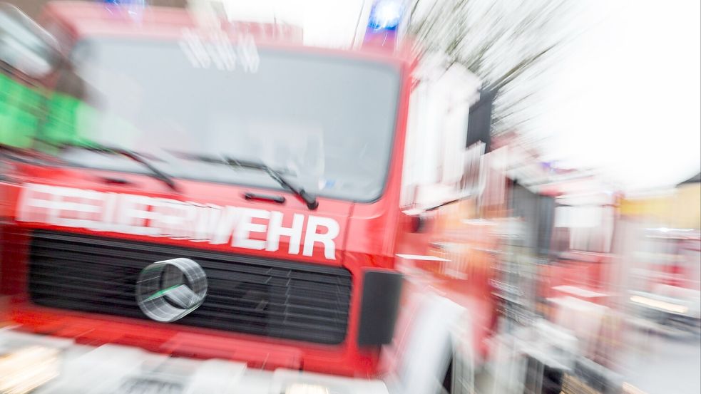 Kräfte der Feuerwehr konnten in Bremen-Findorff einen schwer verletzten Mann bergen. Foto: Michael Gründel