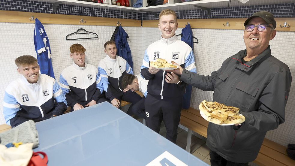 Apfel-Nusskuchen: Jürgen Fraas macht die erste Fußball-Mannschaft von Blau-Weiß glücklich. Foto: Doden, Emden