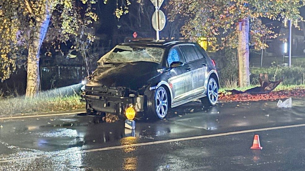 Die Autos wurden bei dem Unfall auf der Dornumer Straße in Tannenhausen schwer beschädigt. Foto: Heino Hermanns