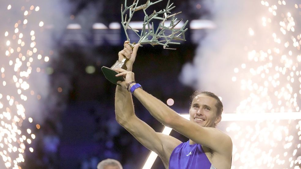 Alexander Zverev jubelt über den Turniersieg in Paris. Foto: Thibault Camus/AP/dpa