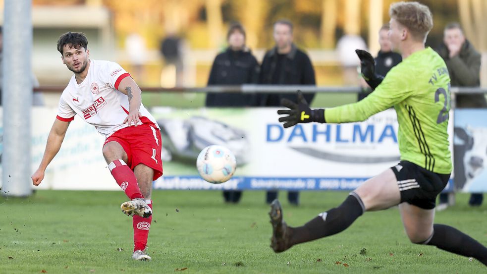 Tom Böhling (am Ball) erzielte gegen Bunde das zwischenzeitliche 2:1 für Großefehn. Fotos: Doden, Emden