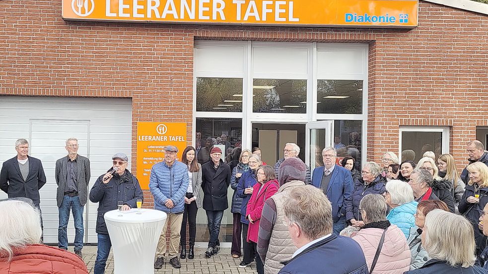 Im Beisein zahlreicher Gäste wurde der neue Standort der Leeraner Tafel am Sonnabend offiziell eröffnet. Foto: Wolters