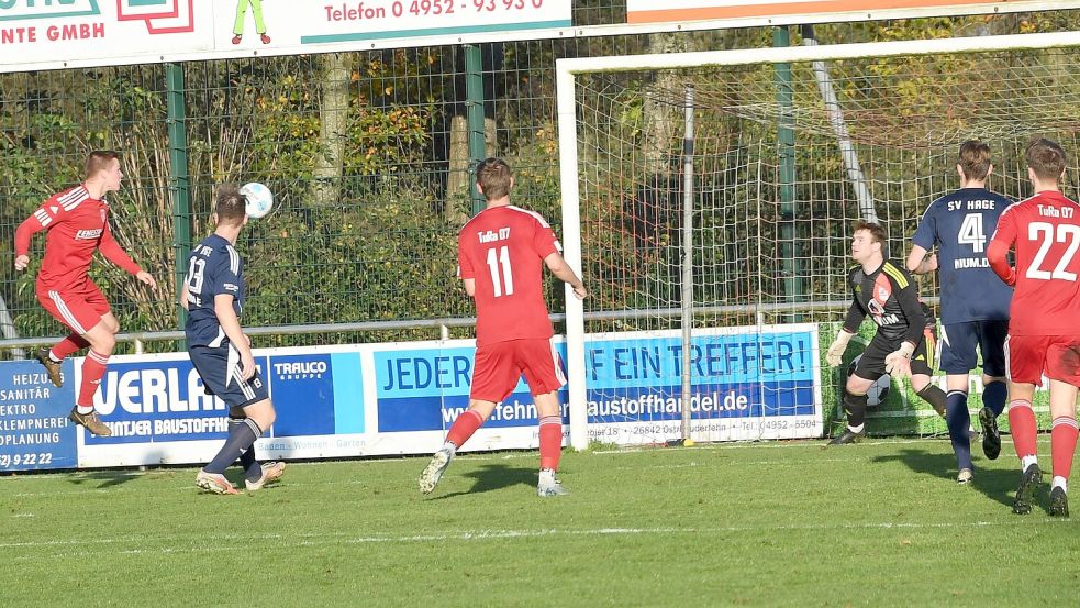 Julian Jauken (links) köpft in dieser Szene zum 1:0 für TuRa Westrhauderfehn ein. Fotos: Damm