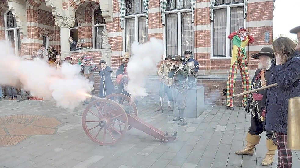 Lautstarke Eröffnung: Die Adrillen in Winschoten werden traditionell vor dem historischen Rathaus mit einem Kanonenschuss eröffnet. Archivfoto: Wolters