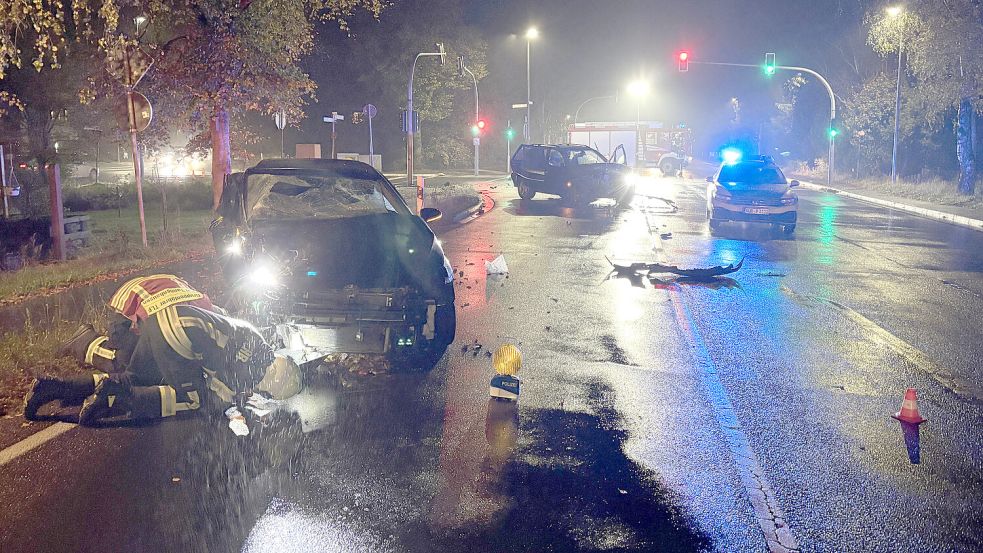 Ein Trümmerfeld befand sich am Freitagabend auf der Dornumer Straße. Foto: Heino Hermanns