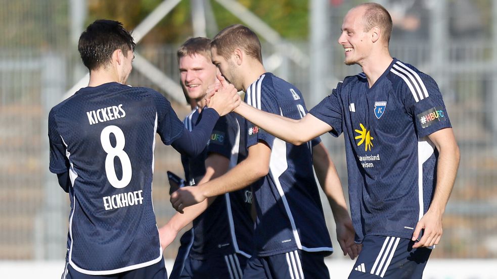 Kickers Emden (von links Mika Eickhoff, Janek Siderkiewicz, Marten Schmidt und Tim Dietrich) wollen gegen Osnabrück ins Pokalfinale einziehen. Foto: Doden, Emden