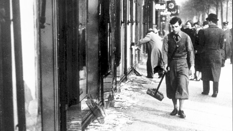 Das Bild zeigt eine jüdische Ladenfront in Frankfurt nach der Zerstörung durch Nazis am Tag nach der „Reichspogromnacht“. Foto: DPA