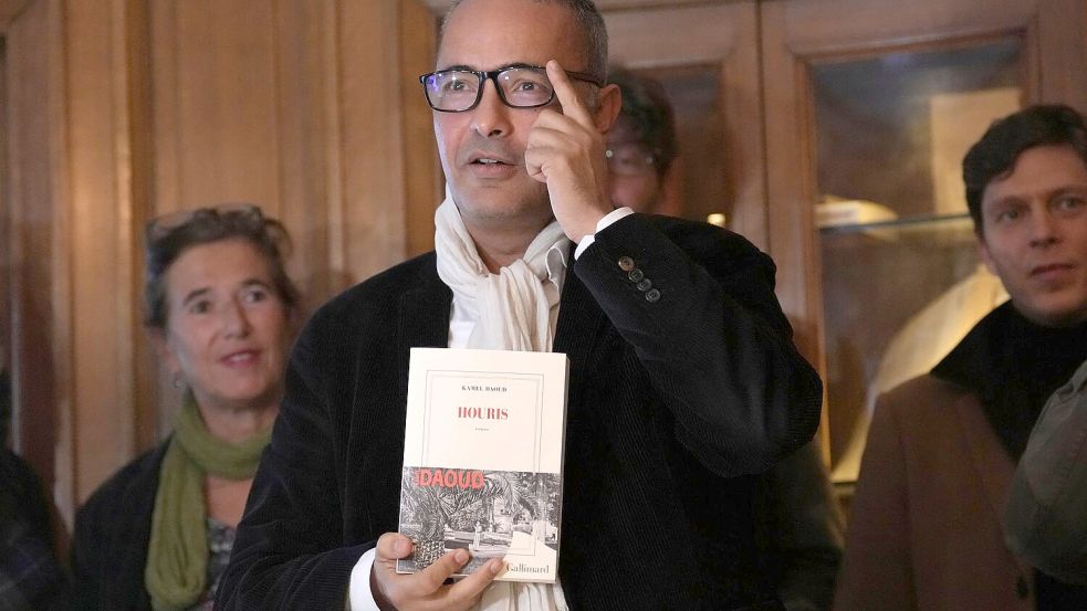 Der algerisch-französische Schriftsteller Kamel Daoud, nachdem er am Montag in Paris im Restaurant Drouant mit dem Prix Goncourt, dem renommiertesten Literaturpreis Frankreichs, ausgezeichnet wurde. Foto: Aurelien Morissard/AP/dpa