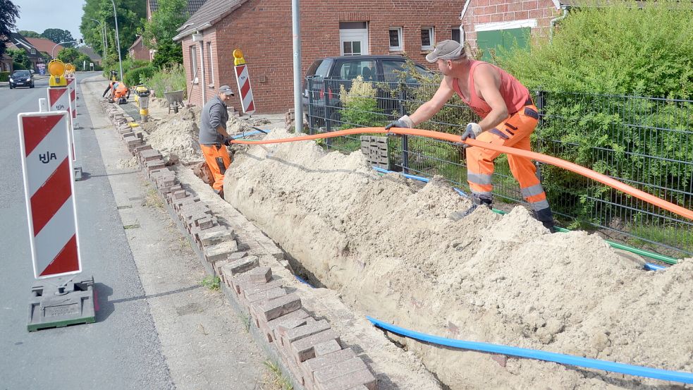 Viele hundert Kilometer Glasfaser-Kabel wurden mittlerweile, wie hier 2021 in Riepe, im Landkreis Aurich verlegt. Foto: Aiko Recke