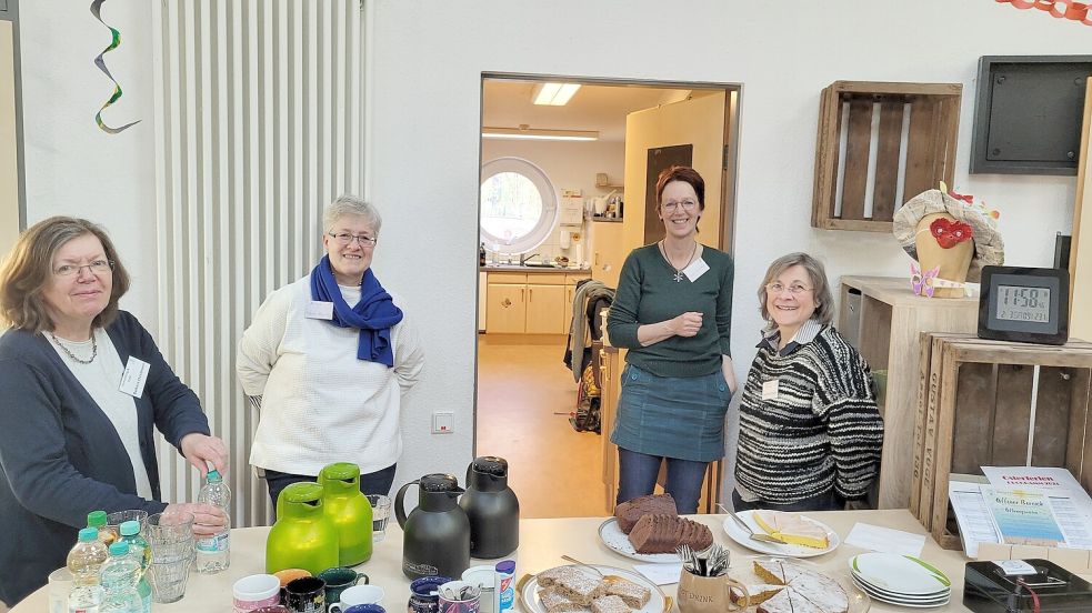 Barbara Christmann (von links), Antje Hamer-Hümmling, Sonja Heinemann und Gabriele Schwarz versorgen die wartende Kundschaft mit Getränken und Kuchen.