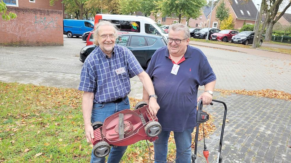 Rolf Extra (links) und Johann Schnibbe machen Rasenmäher wieder flott.