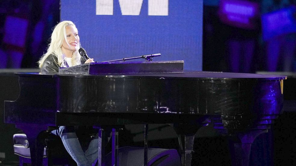 Lady Gaga performt vor ikonischer Kulisse „God bless America“ am Klavier. Foto: Matt Slocum/AP/dpa