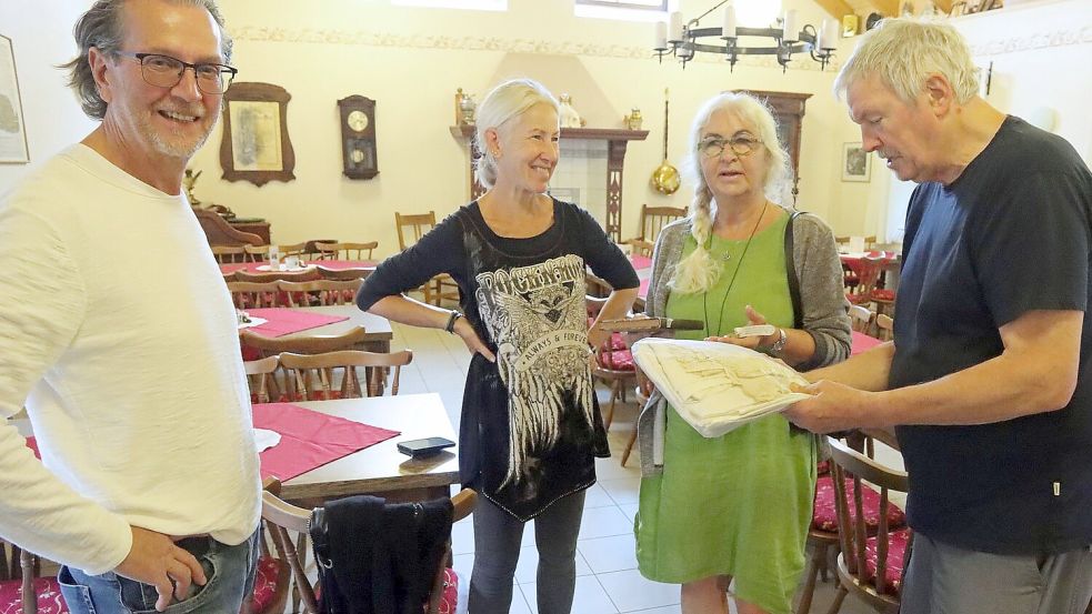 Bernhard und Anja Grothe (von links) übergaben die Dokumente an Renate Janssen. Museumsleiter Otto Klatt hatte den Kontakt hergestellt. Foto: Kleinpoppen