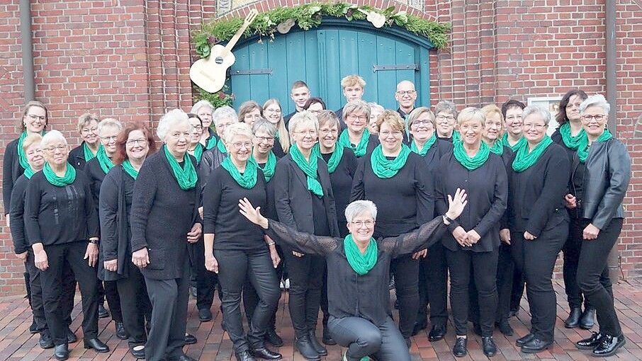 Der Gitarrenchor feierte den 50. Geburtstag mit einem großen Jubiläumsgottesdienst. Anne Tammen (kniend) leitet das Ensemble bereits seit 33 Jahren.