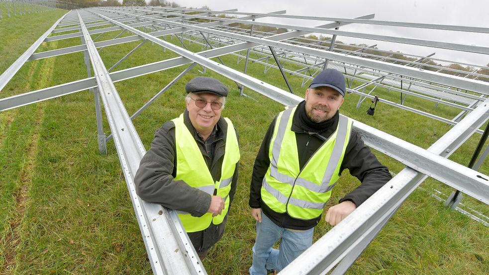 Bürgermeister Bernhard Janssen (links) und der Erste Samtgemeinderat Joachim Duin sind von den Vorteilen der Photovoltaik überzeugt. Foto: Ortgies