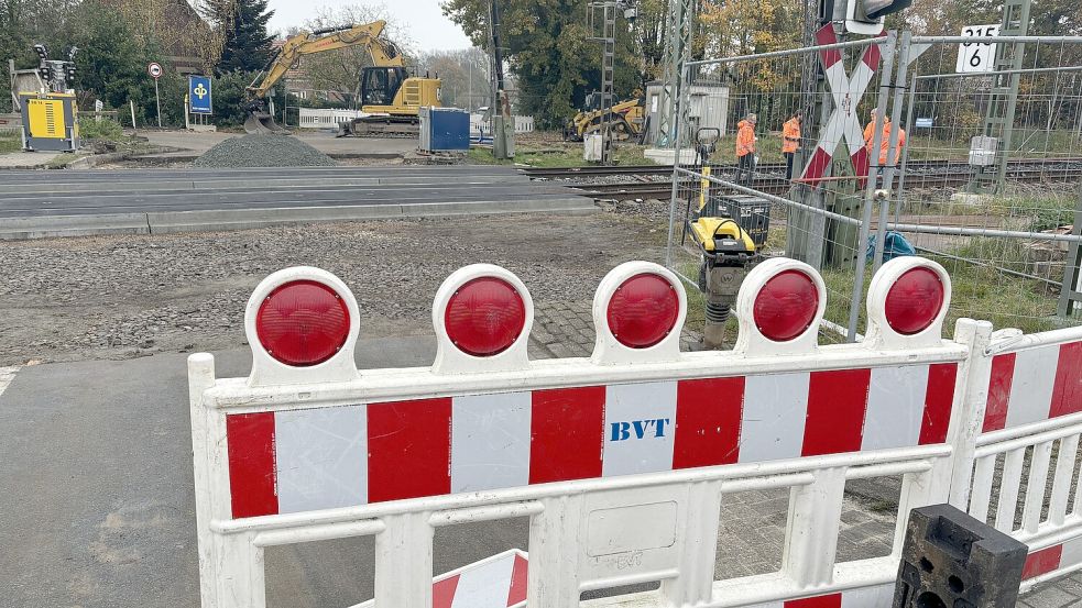 Der Bahnübergang Deichstraße/Bahnhofstraße in Ihrhove ist für den Straßenverkehr voll gesperrt. Die Bahn lässt dort neue Weichen einbauen. Foto: Ammermann