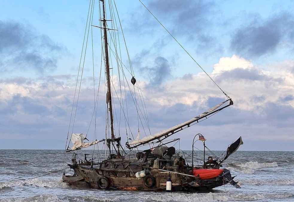 Die „Wibo“ gestrandet am Weststrand Norderneys. Das Segelboot wurde als „Geisterschiff“ schnell zum Hingucker auf der Insel. Foto: Archiv