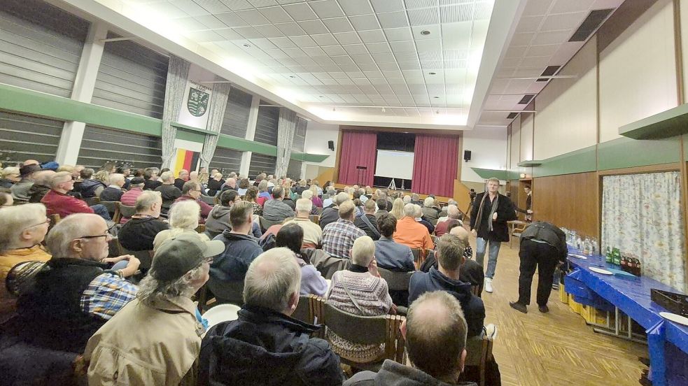 Rund 150 Menschen besuchten Anfang November einen „Filmabend“, der von der AfD organisiert wurde. Foto: Hock