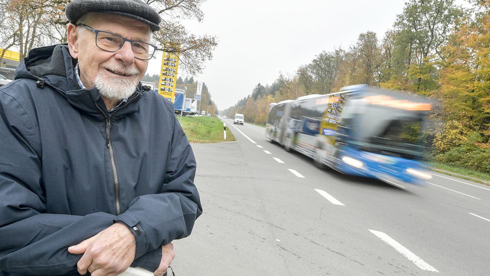 Peter Mertens fordert eine Bushaltestelle an der Zoostraße in Logabirum. Foto: Ortgies