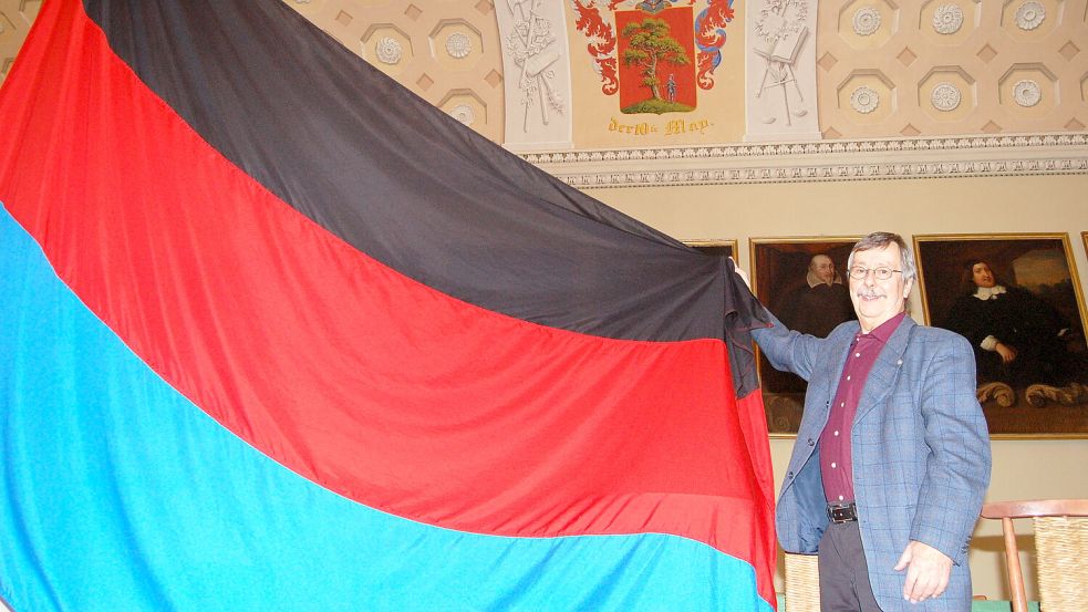 „Ein historischer Irrtum“: Im Ständesaal der Ostfriesischen Landschaft in Aurich zeigte Dr. Hajo van Lengen 2018 die schwarz-rot-blaue Flagge Ostfrieslands. Foto: Archiv/Luppen