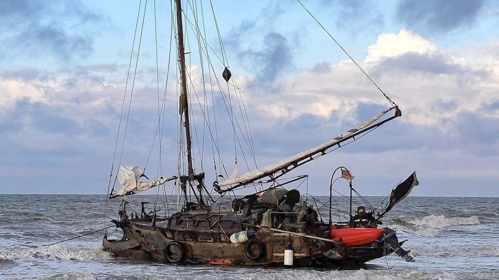 Die „Wibo“ gestrandet am Weststrand Norderneys. Das Segelboot wurde als „Geisterschiff“ schnell zum Hingucker auf der Insel. Foto: Archiv