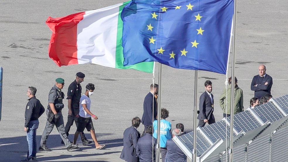 Ihre Asylverfahren möchte Italien in Albanien abwickeln: Ankunft von Migranten Mitte Oktober. (Archivbild) Foto: Armando Babani/ZUMA Press Wire/dpa