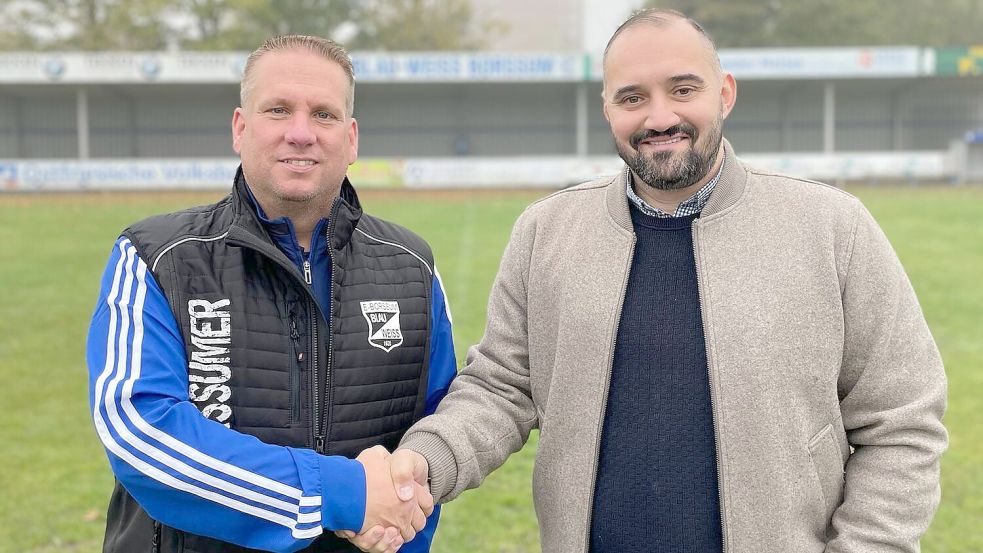 Fußball-Vorstand Marco Münkewarf (links) begrüßt Yasin Turan bei BW Borssum. Foto: Verein