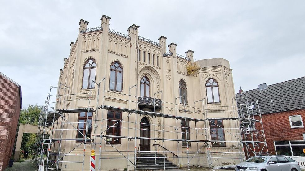 Baudenkmäler gibt es in der Altstadt von Weener so einige. Mit ihrem neugotischen Stil nimmt die Villa Bärchen aber eine herausragende Stellung ein. Foto: Gettkowski